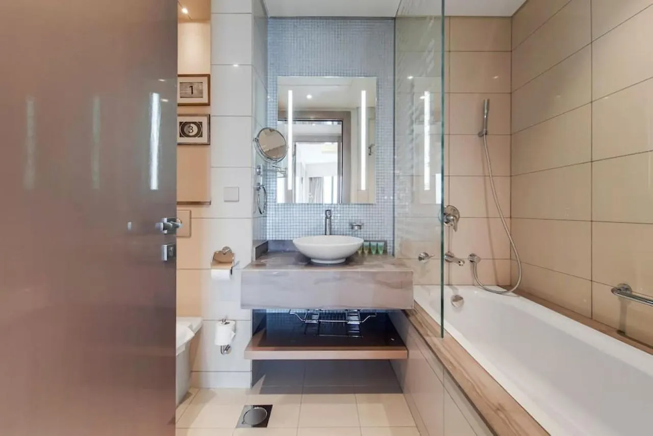Damac Paramount B - Beautiful Three Bedroom Dubai Apartment